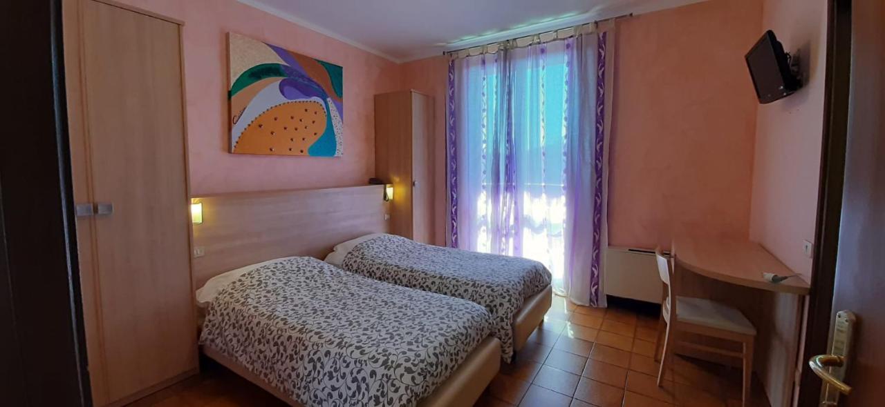 Hotel Chiara Сирмионе Экстерьер фото