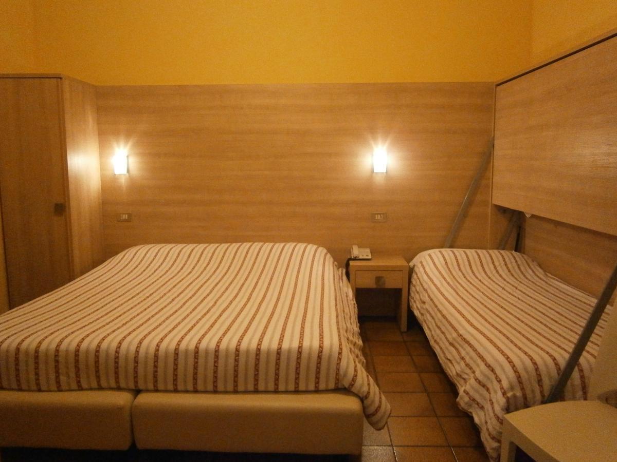 Hotel Chiara Сирмионе Экстерьер фото