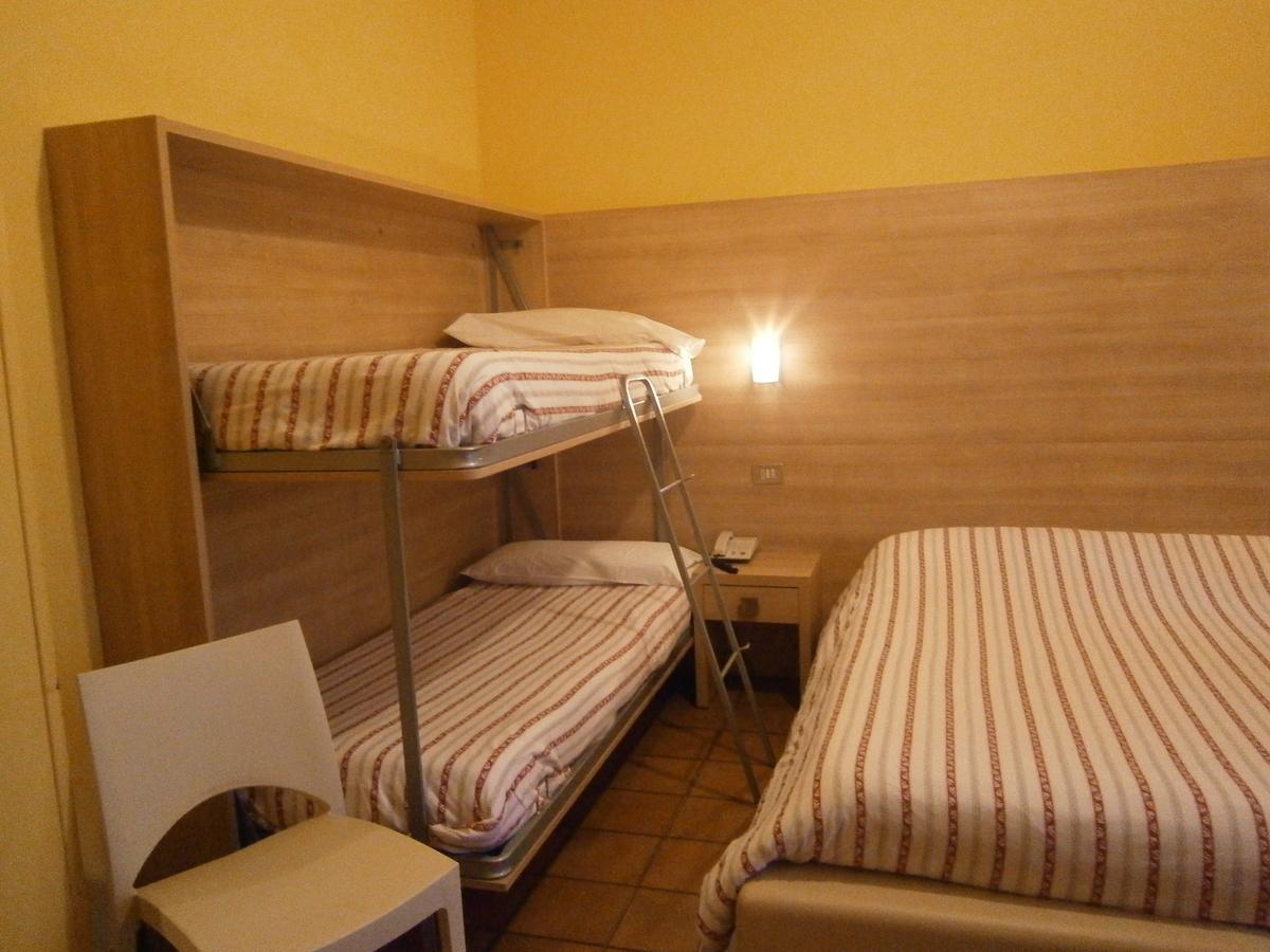 Hotel Chiara Сирмионе Экстерьер фото
