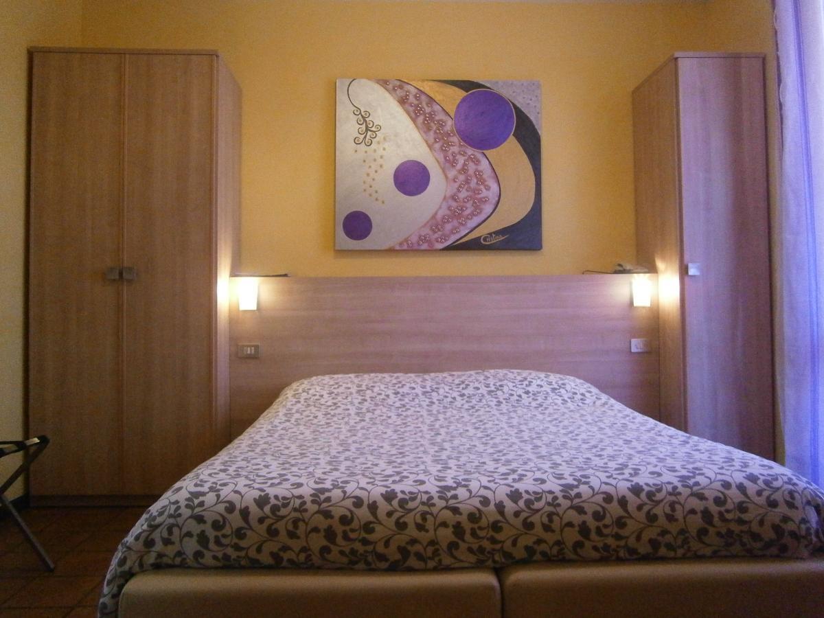 Hotel Chiara Сирмионе Экстерьер фото